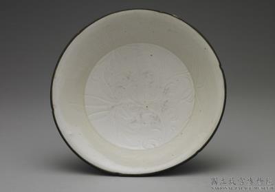 图片[3]-White dish with lobed rim and incised peony design, Ding ware, Northern Song to Jin dynasty-China Archive